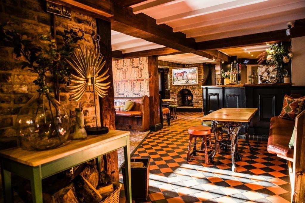 The Black Horse Inn Гейнсбъро Екстериор снимка