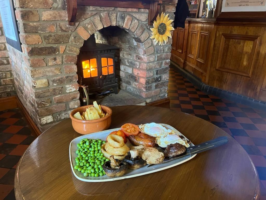 The Black Horse Inn Гейнсбъро Екстериор снимка