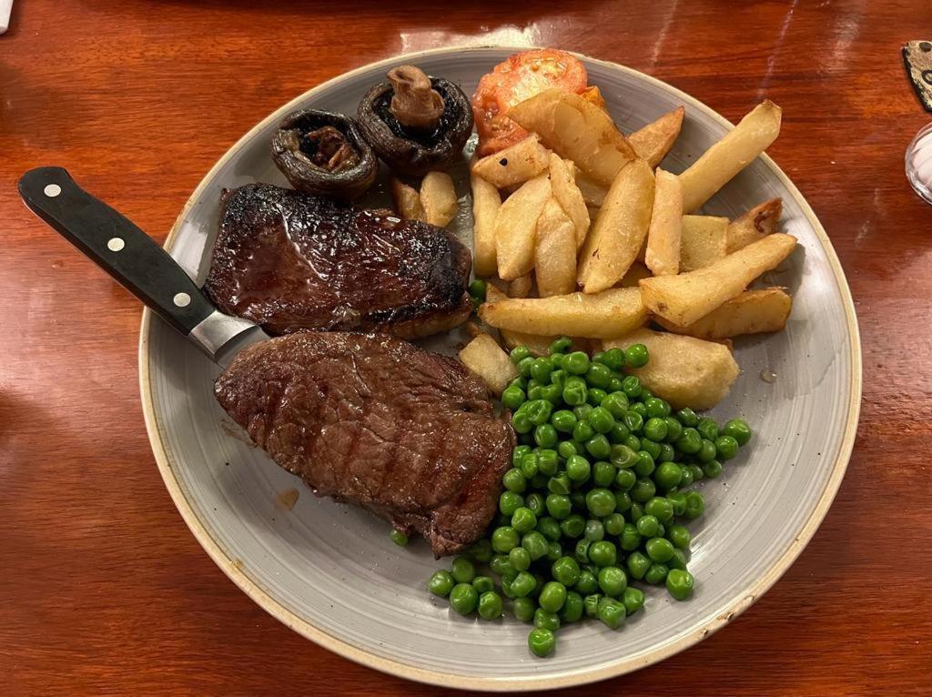 The Black Horse Inn Гейнсбъро Екстериор снимка